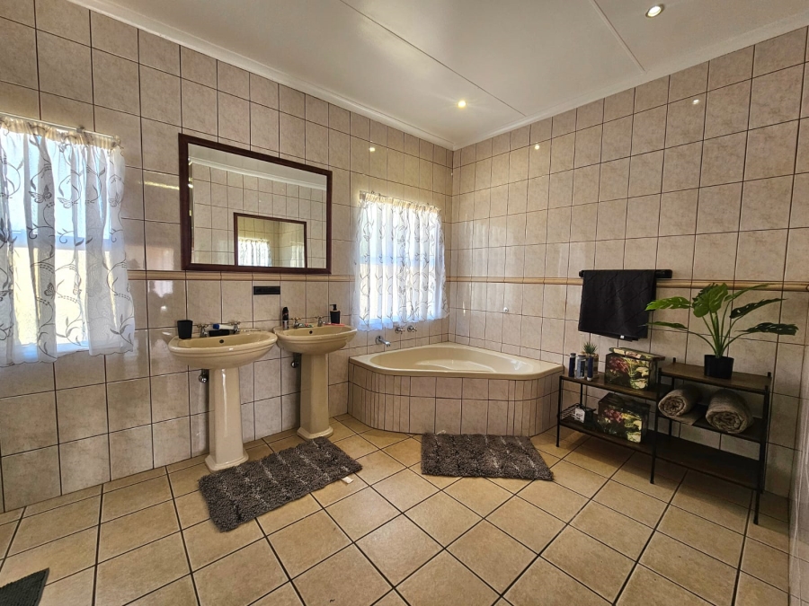 4 Bedroom Property for Sale in Jim Fouchepark Free State